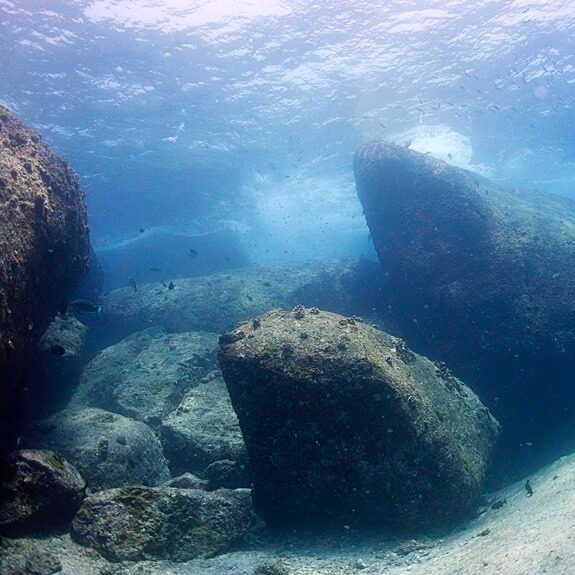 시밀란 물속의 큰 바위들