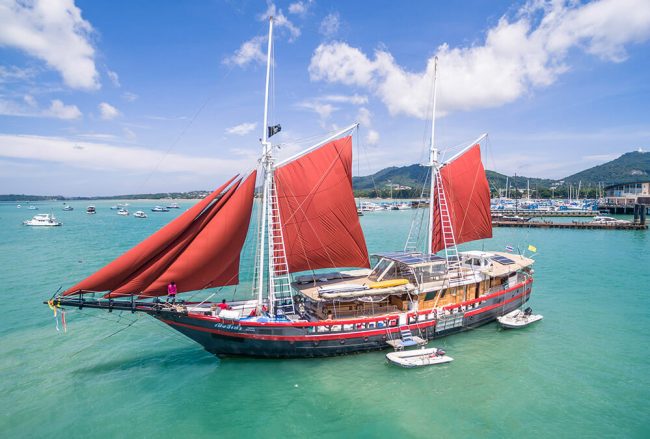 피니시 리버보드 세일링 하는 모습