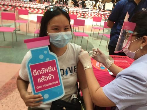 코로나19 백신 맞고 있는 MJ강사