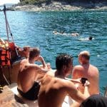 보트 위에서 즐기는 모습