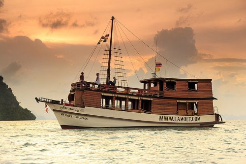 선셋과 함께 럭셔리 보트