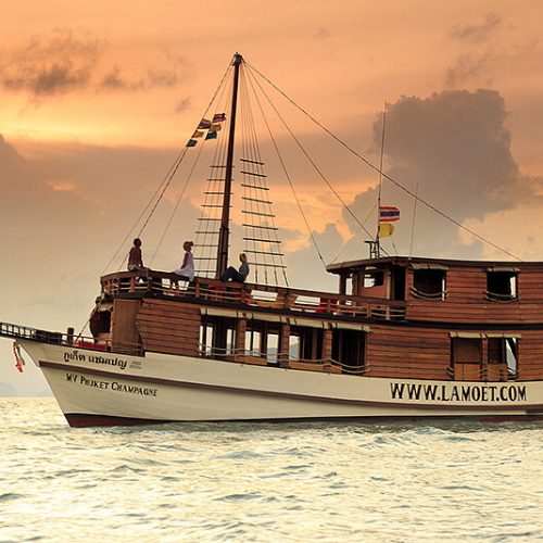 선셋과 함께 럭셔리 보트