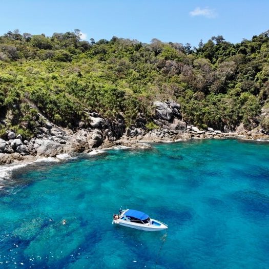 아름다운 섬 옆에 정박한 보트