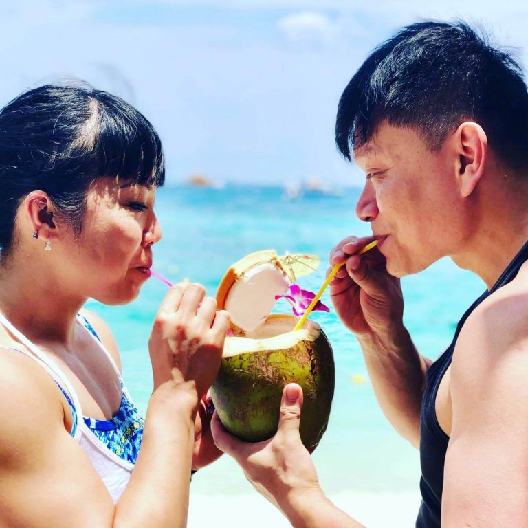 코코넛 마시는 커플