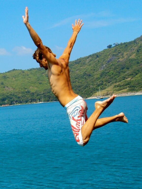 배에서 점프하며 놀기