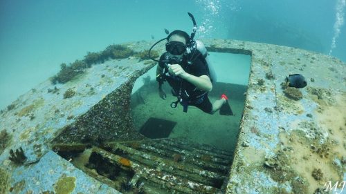 난파선에서 나오는 다이버
