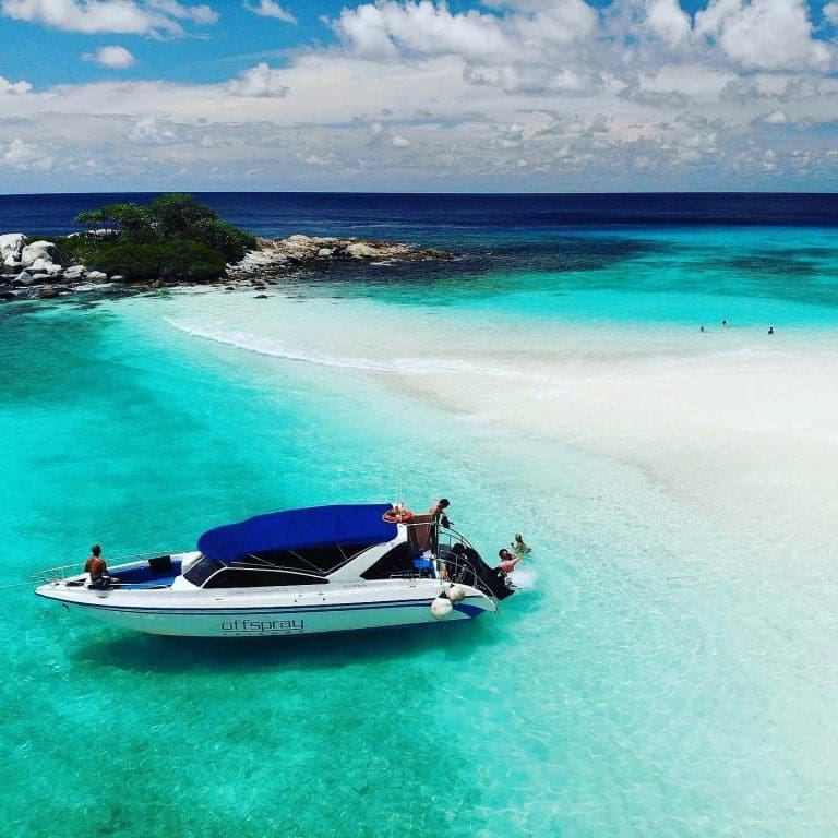 아름다운 바다와 보트