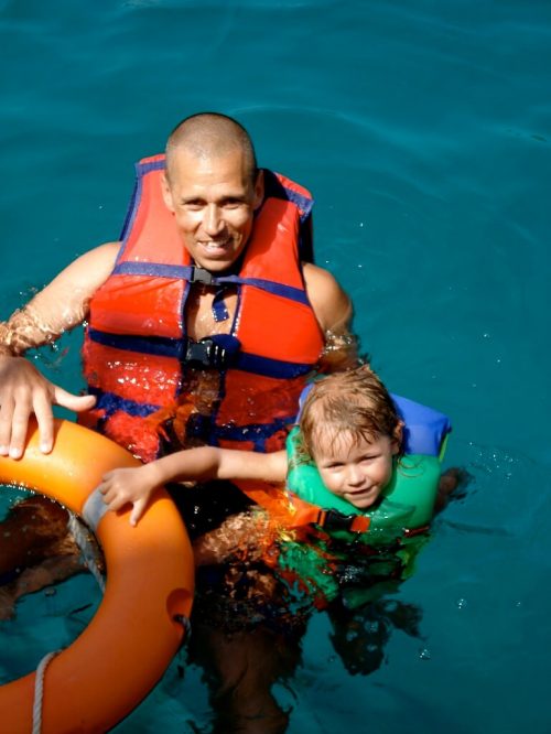 안전하게 라이프자켓 입고 수영